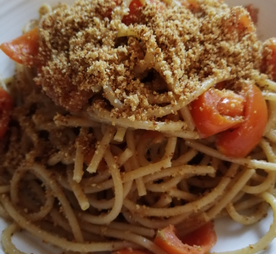 Spaghetti integrali con acciughe e pangrattato